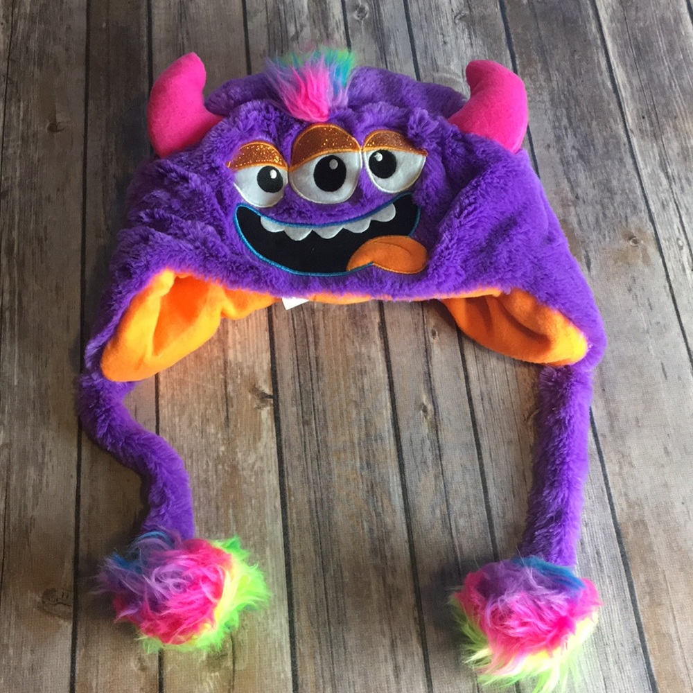 MONSTER POM POM RAVE HAT